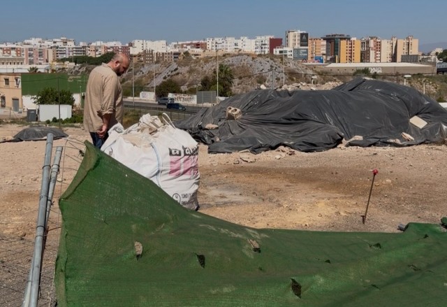 El PSOE alerta del riesgo para los niños por el deterioro del cerramiento en la UA 1 de Los Mateos