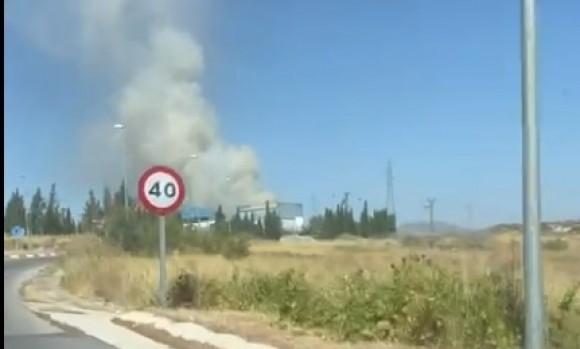 Los bomberos extinguen un incendio en la planta de reciclaje de Eolius en Villena