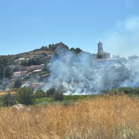 Los bomberos estabilizan un incendio de vegetación en Calasparra con la ayuda de dos helicópteros
