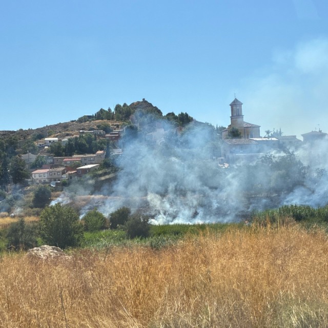Los bomberos estabilizan un incendio de vegetación en Calasparra con la ayuda de dos helicópteros