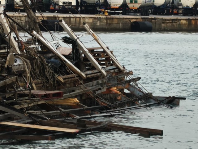 Una batea clochinera se hunde y otra sufre daños en un incidente con un buque en el puerto de Valencia