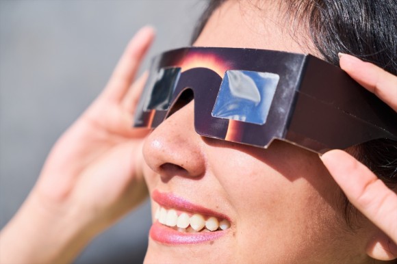 El eclipse dispara la demanda de gafas homologadas con millones de unidades distribuidas