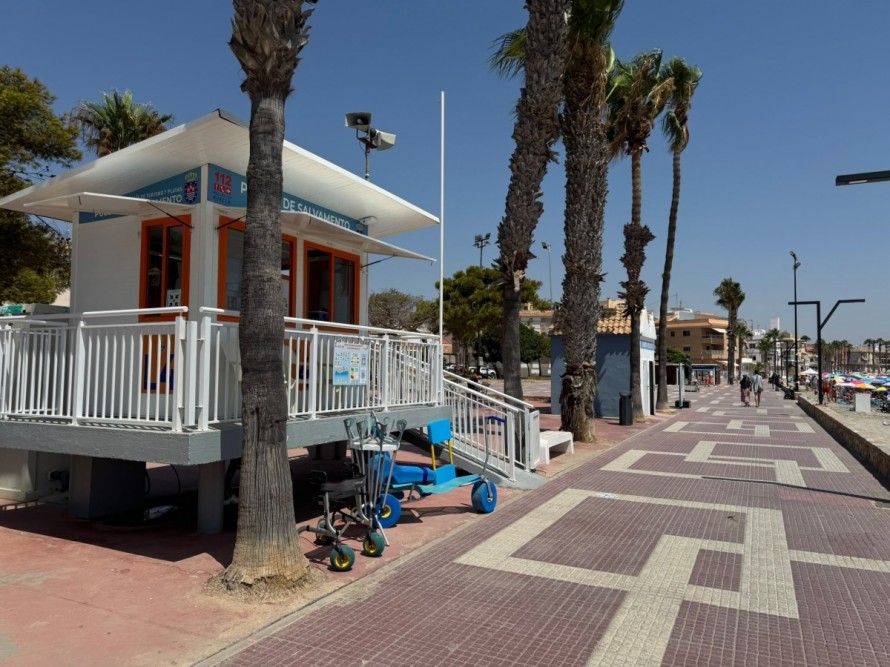 La Playa del Espejo de Los Alcázares mejora su accesibilidad tras la renovación de sus infraestructuras y equipamientos