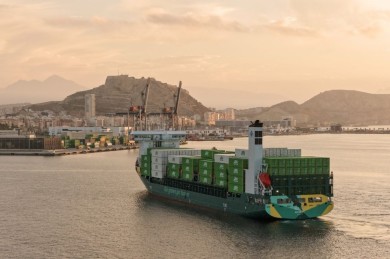 JSV estrena su primer barco portacontenedores que hace la ruta Alicante-Canarias y que consume la mitad