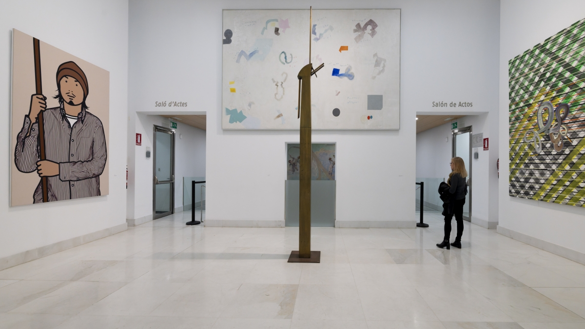 En el centro, obra Fontana en E.ac. Espacio arte contemporáneo.