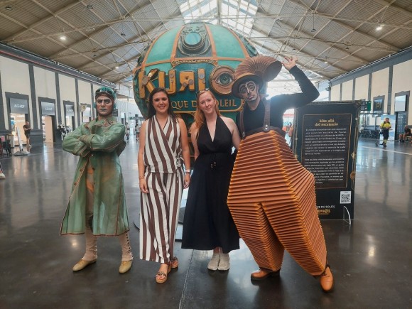Acrobacias en miniatura: la exposición del Circo del Sol en la estación de tren de Alicante