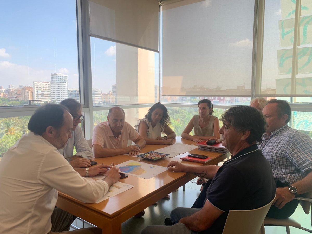 La plataforma y ayuntamientos se reúnen con la Dirección General de Calidad y Educación Medioambiental. - Foto: PLATAFORMA CONTRA EL MACROVERTEDERO DE ZARRA La plataforma y ayuntamientos se reúnen con la Dirección General de Calidad y Educación Medioambiental.