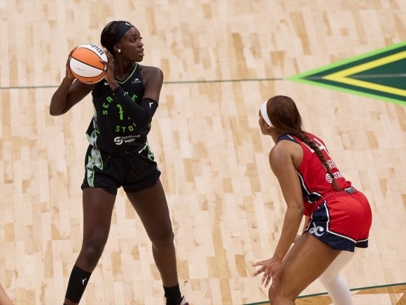 Awa Fam deja más certezas que dudas en la WNBA