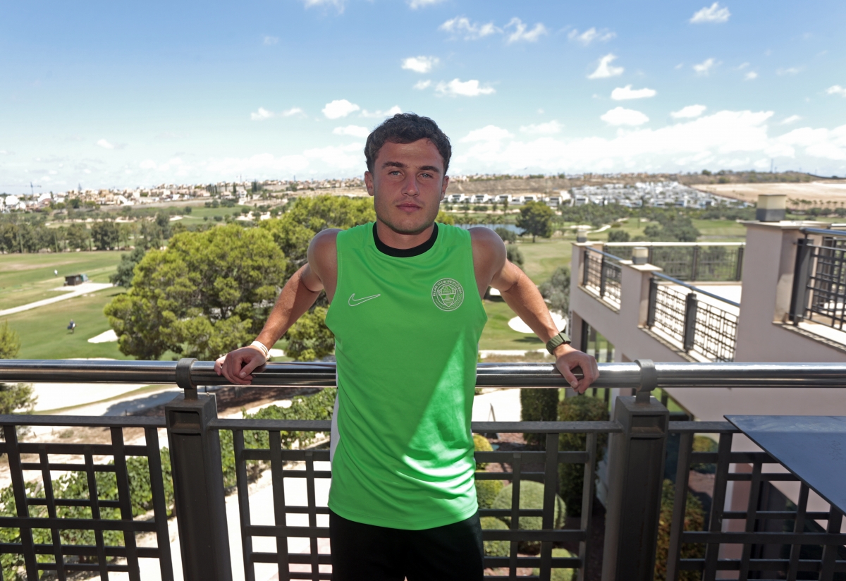 El futbolista posa para Plaza en una de las terrazas del complejo La Finca Golf