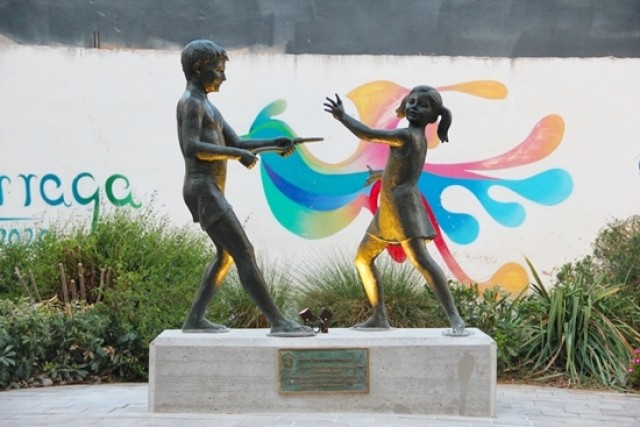 'Martita y Tomás' regresan a Beniel: las esculturas de José Hernández se integran en la renovada plaza de la Hispanidad