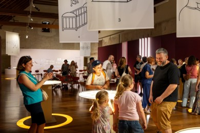 El Centre del Carme huye del calor con un programa de visitas y talleres intergeneracionales