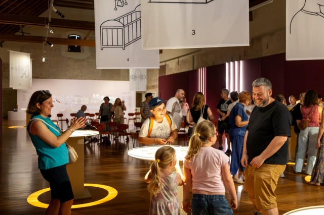 El Centre del Carme huye del calor con un programa de visitas y talleres intergeneracionales