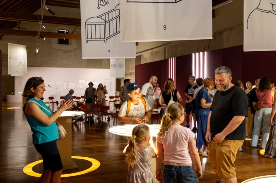 El Centre del Carme huye del calor con un programa de visitas y talleres intergeneracionales