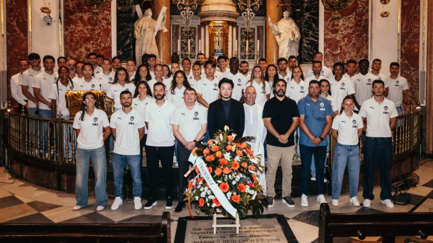 Kiat Lim regresa a Valencia y acompaña a la plantilla en su visita al Nou Mestalla y a la Basílica