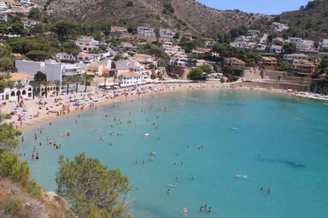 Teulada Moraira cierra temporalmente la playa del Portet por vertidos fecales