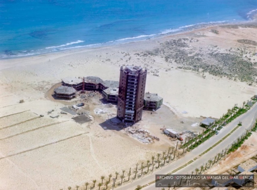 Memoria gráfica de La Manga: un archivo ilustra con miles de fotos los orígenes del urbanismo en un paraíso entre dos mares