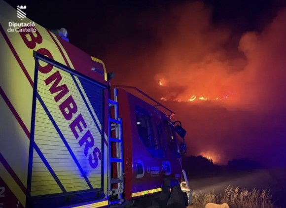 Emergencias activa la situación 2 del PEIF y confina Sierra Engarcerán por el humo del incendio forestal