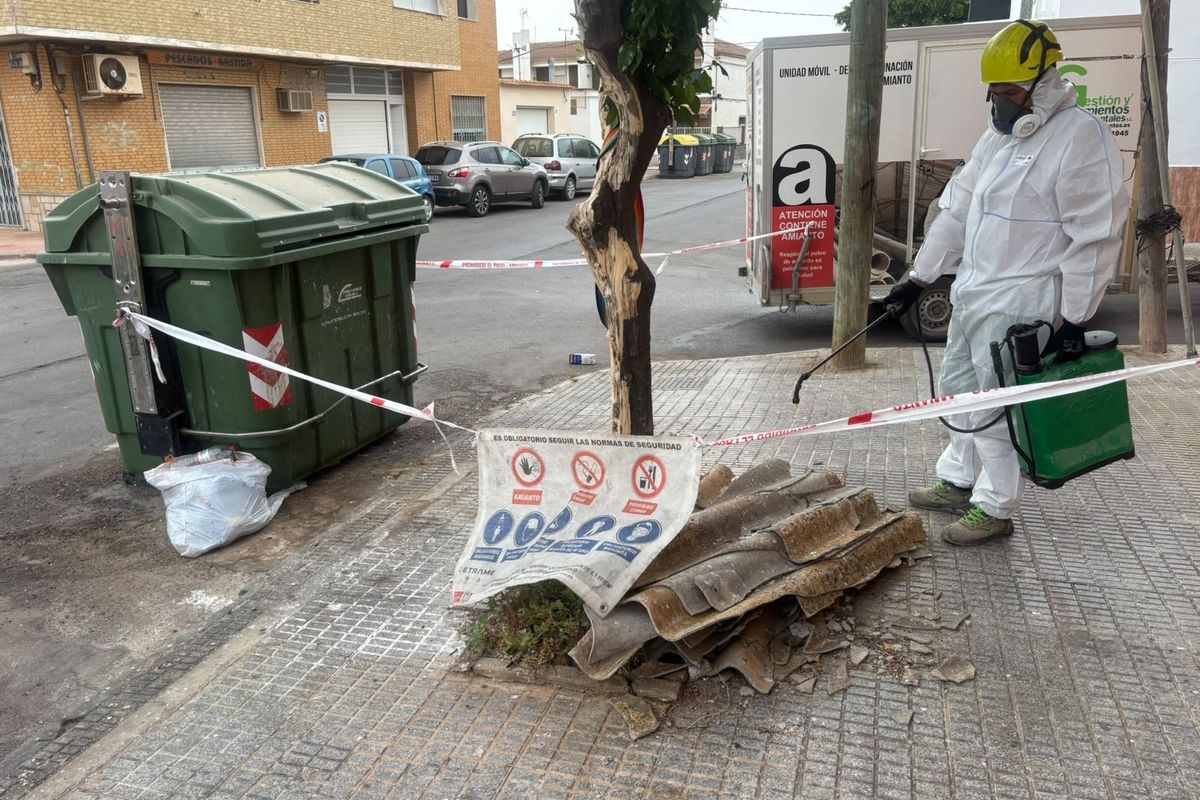 Retirada de residuos de fibrocemento en barrios y diputaciones de Cartagena. - Foto: AYUNTAMIENTO DE CARTAGENA Retirada de residuos de fibrocemento en barrios y diputaciones de Cartagena.