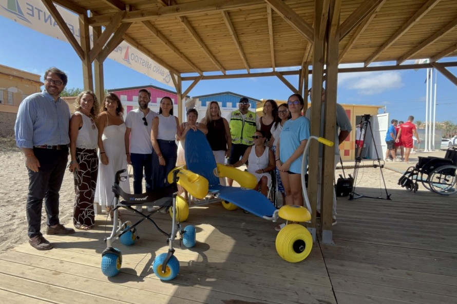 Las cuatro playas de la Región acreditadas con el máximo nivel de accesibilidad están en Cartagena