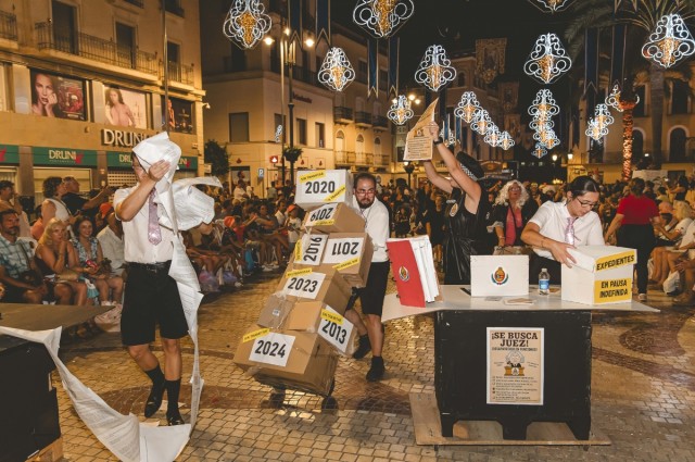 Sátira, humor, disfraces y mucha fiesta en la Gran Charanga de Festes d'Elx