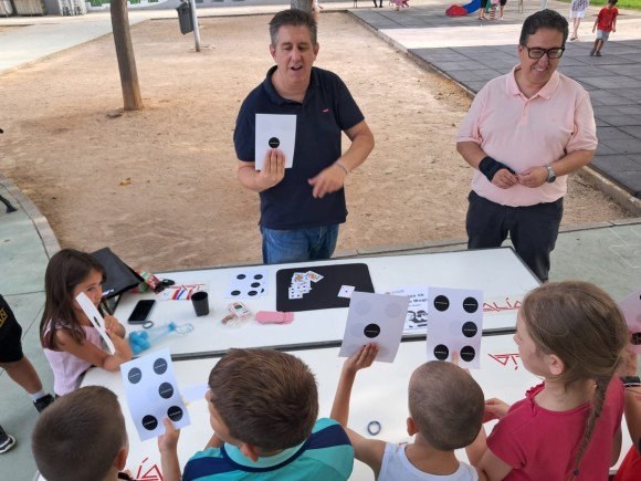 Los talleres de ‘Magia en los Barrios’ de Castelló llegan al Grupo Reyes 