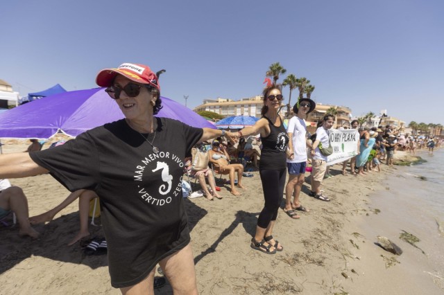 Una gran cadena humana de cariño y reivindicación se vuelve a abrazar en las playas por el Mar Menor 