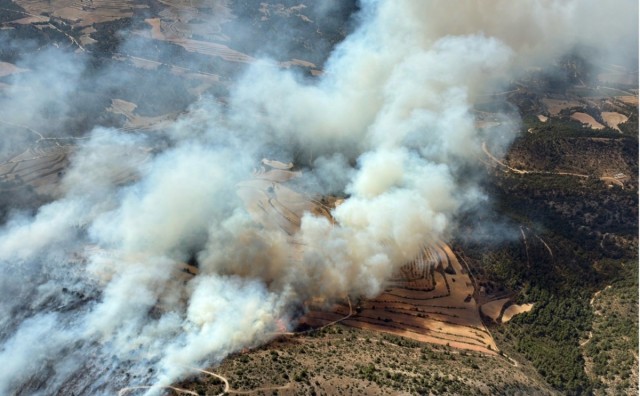 Ocho helicópteros, un avión y más de 100 brigadas se movilizan en Moratalla por un incendio forestal