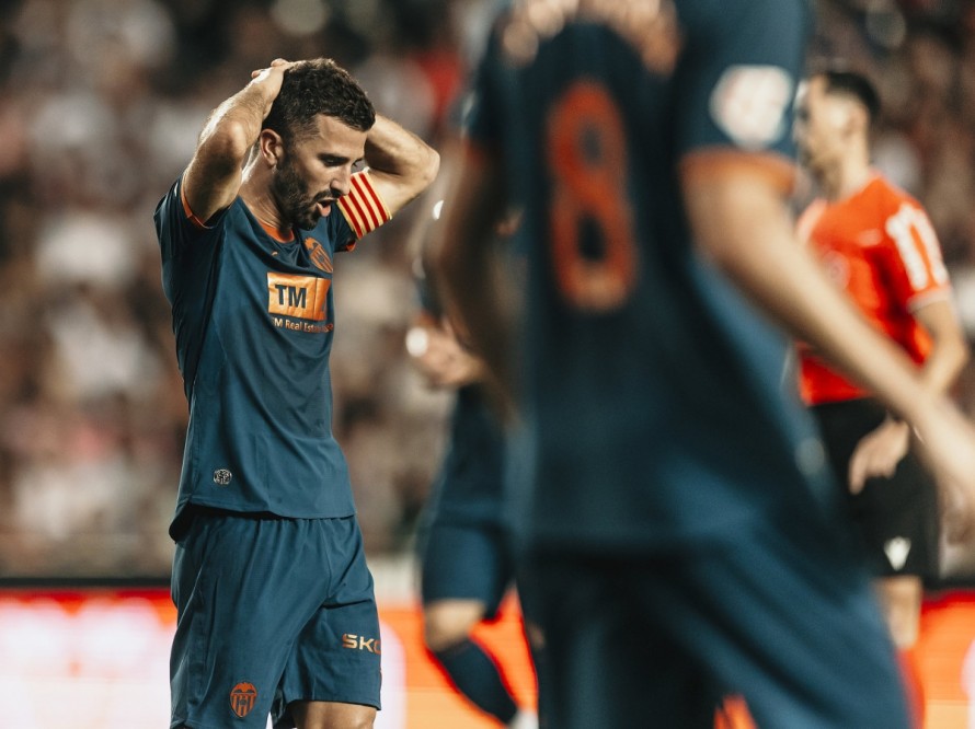 Un Valencia con diez cae ante el Newcastle, recibe la primera pitada y pide refuerzos