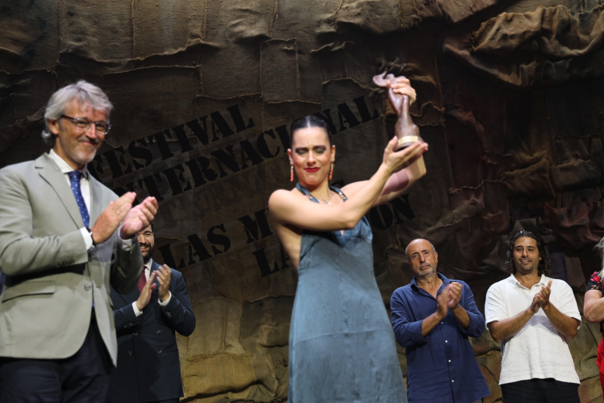 Lucía La Bronce y el consejero Luis Alberto Marín. - Foto: JAYAM Lucía La Bronce y el consejero Luis Alberto Marín.