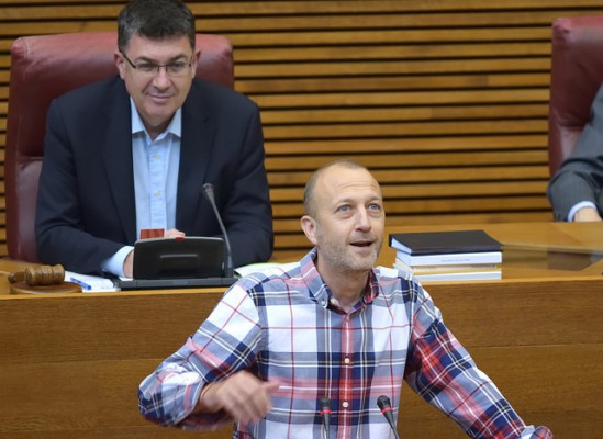 Alexis Marí se viste de leñador para dar leña en su partido  