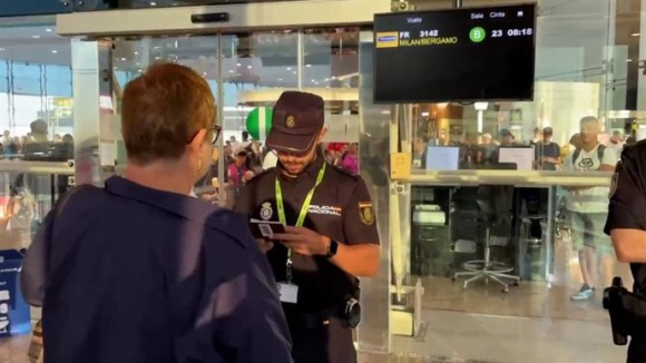 La Policía ha controlado a 61 viajeros procedentes de Italia en el aeropuerto Alicante-Elche desde el sábado