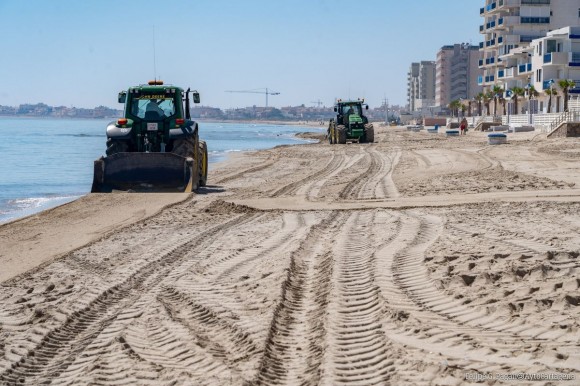 Así es el operativo de limpieza 24 horas de las playas de La Manga y Cartagena