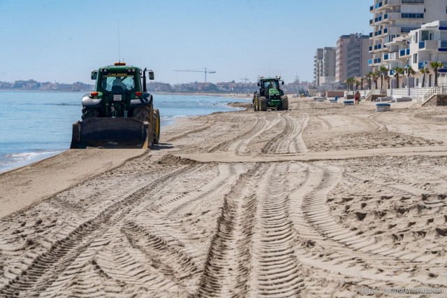 Así es el operativo de limpieza 24 horas de las playas de La Manga y Cartagena