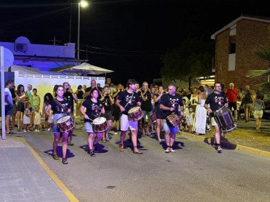 El Xixo Xixero llena de tradición y ambiente la Playa Casablanca de Almenara