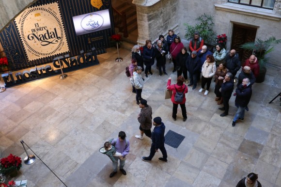 El Consell ya prepara la Navidad en el Palau: luces en el jardín y proyección de un calendario de Adviento en la fachada