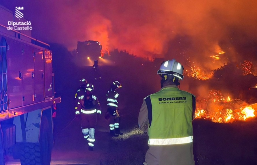 El incendio de Tírig evoluciona favorablemente tras calcinar 810 hectáreas: 21 medios aéreos trabajan en la extinción