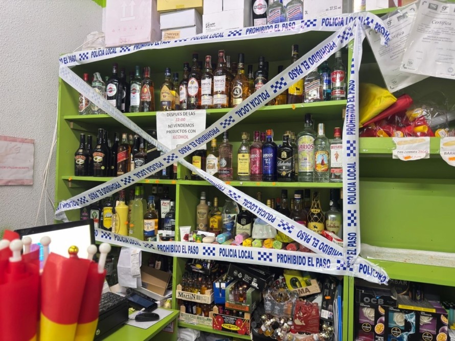 La Policía Local de Elche precinta más de 7.500 botellas de bebidas alcohólicas en una inspección en las fiestas