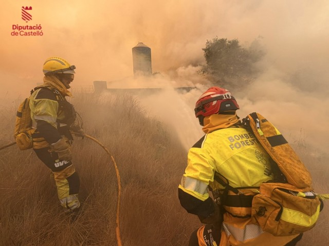 Las granjas de Catí mantienen su actividad a pesar de la cercanía del incendio de Tírig
