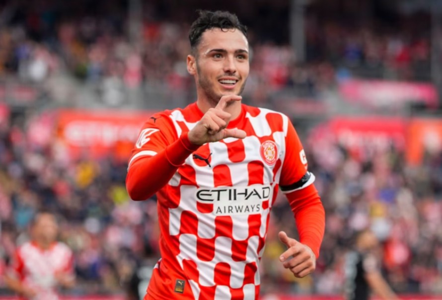El Valencia CF se acerca a Arnau Martínez antes de acudir al Girona
