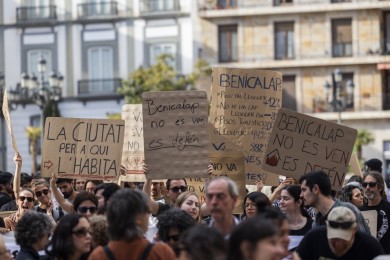 Comunidades de vecinos por toda València se plantan contra la conversión de sus bajos en pisos turísticos