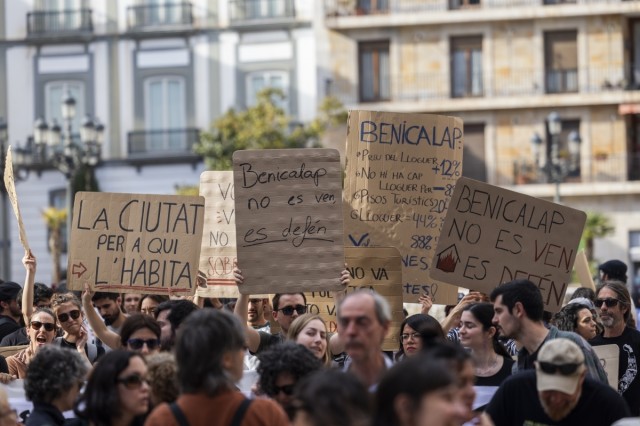 Comunidades de vecinos por toda València se plantan contra la conversión de sus bajos en pisos turísticos