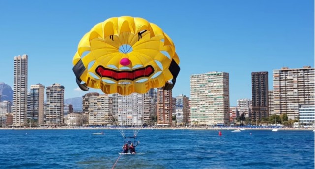 Muere una turista británica mientras practicaba parasailing en Benidorm 
