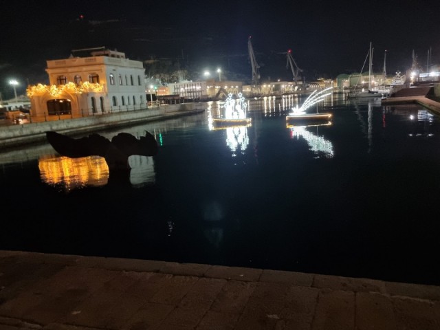 El Puerto de Cartagena se prepara para la Navidad con cuatro árboles luminosos de siete metros y doce arcos decorativos