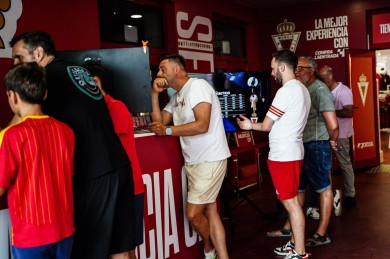 El Real Murcia, que ronda ya los 17.000 abonados, los tiene en los 45 municipios de la Región