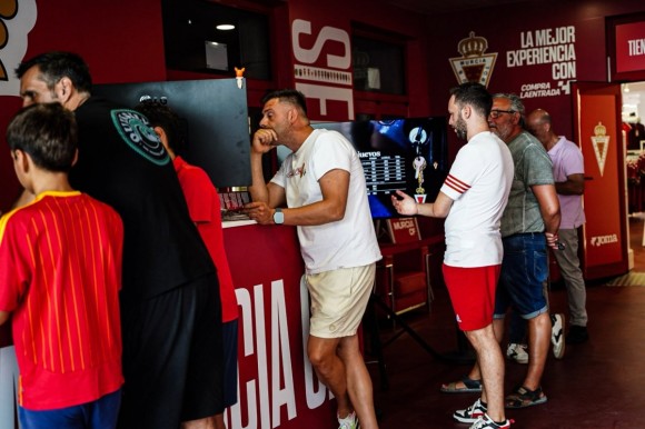 El Real Murcia, que ronda ya los 17.000 abonados, los tiene en los 45 municipios de la Región