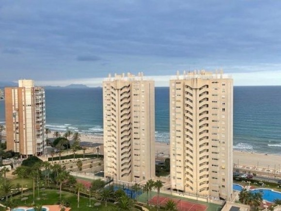 El alquiler de corta duración choca con los estatutos de comunidad en El Campello: impiden registrarlo
