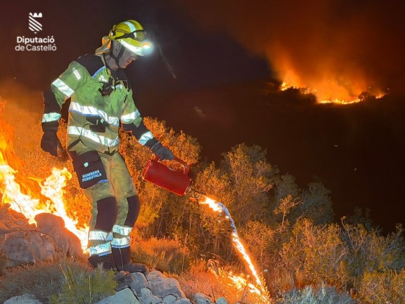 Los bomberos dan por controlado el incendio de Tírig: más de 800 hectáreas calcinadas en un perímetro de 22,8 kilómetros