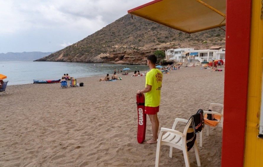 Balizan dos tramos de playas de La Manga por el fuerte oleaje