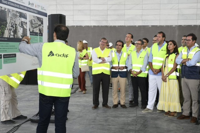 El ministro Puente anuncia que las obras del AVE entre Murcia y Almería terminarán a finales de este 2026