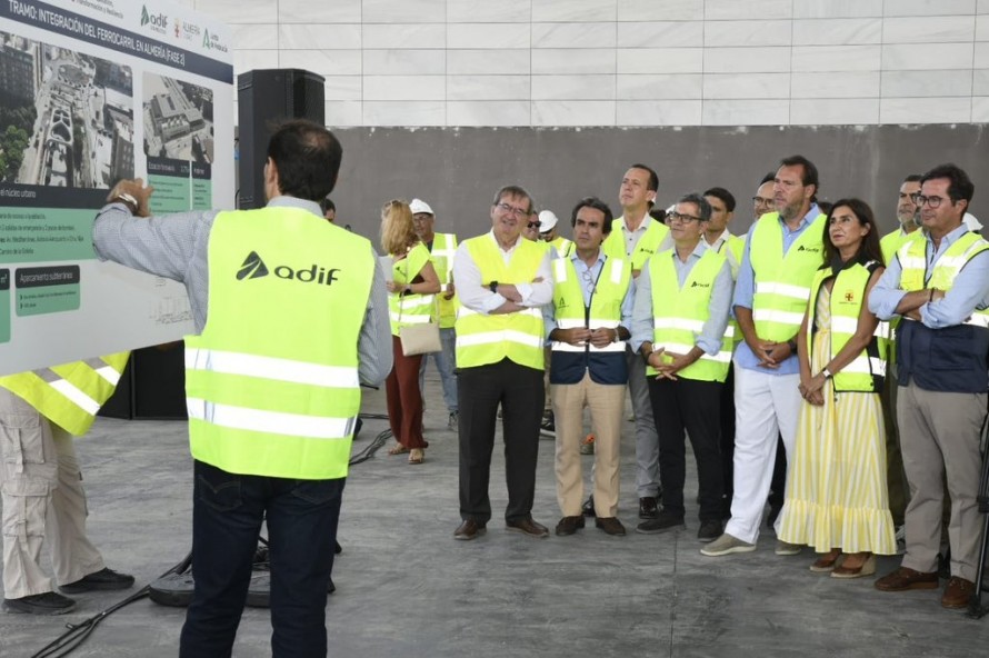 El ministro Puente anuncia que las obras del AVE entre Murcia y Almería terminarán a finales de este 2026